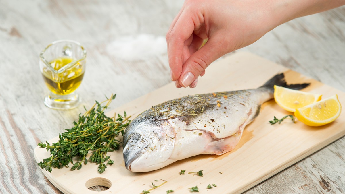 "Ryby nigdy nie były ważną częścią naszej kultury kulinarnej" - zauważa Jakub Pieniążek. Założyciel Fish Lovers podjął się dość ryzykownego zadania sprowadzania egzotycznych ryb z Portugalii. Za jego sprawą możemy przekonać się ile smaków kryją morskie głębiny.