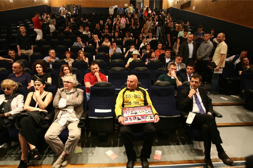 Simo Spasić predsednik Udruženja nestalih i i kudnapovanih s Kosova i Metohije  sa panoom na kojem su fotografije  ubijenih i nestalih Srba na KIM