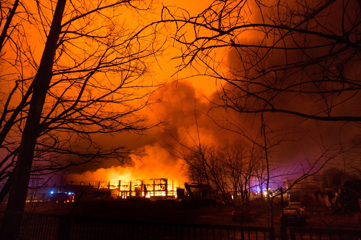 Pożar hali Zakładów Przetwórstwa Oleju przy ul. Żeromskiego w Zelowie, PAP/Grzegorz Michałowski