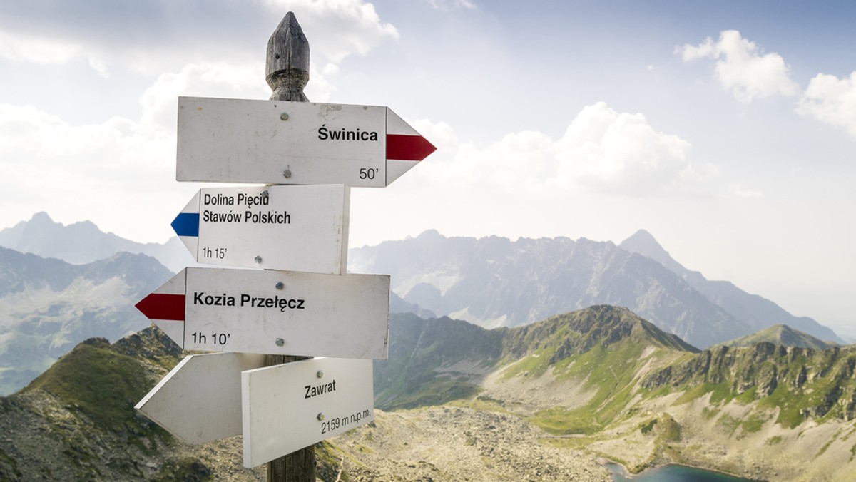 Autorem zdjęcia zamieszczonego przez profil Tatromaniak jest Robert Górz. Fotografia przedstawia Tatry nocą i rzeczywiście wygląda jak z pocztówki. „Magicznie”, „jak w bajce”, „przepiękne widoki” – piszą zachwyceni internauci.