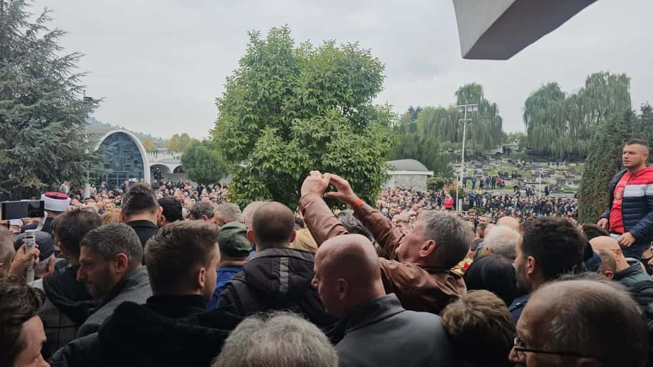 Potresne scene na sahrani Halida Bešlića