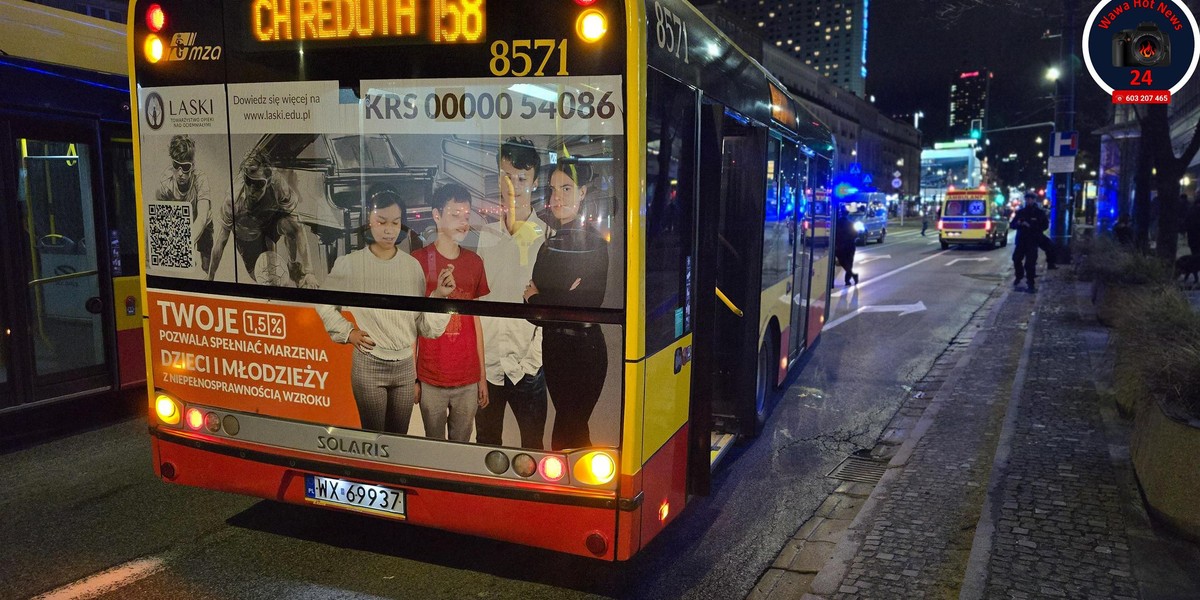 Autobus przejechał po kobiecie w centrum Warszawy. 57-latka w krytycznym stanie trafiła do szpitala.