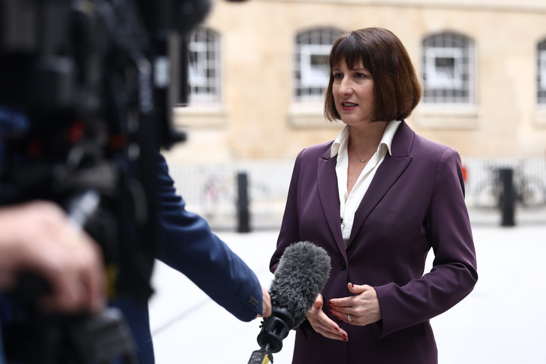 Rachel Reeves, kanclerz skarbu w gabinecie cieni brytyjskiej Partii Pracy, rozmawia z przedstawicielami mediów po wystąpieniu w programie telewizyjnym BBC "Sunday Morning", 9 lipca 2023 r.