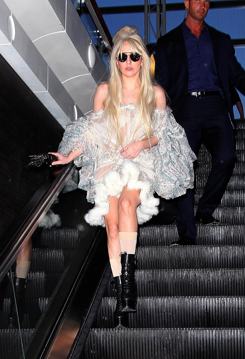 Lady Gaga w za dużej sukience