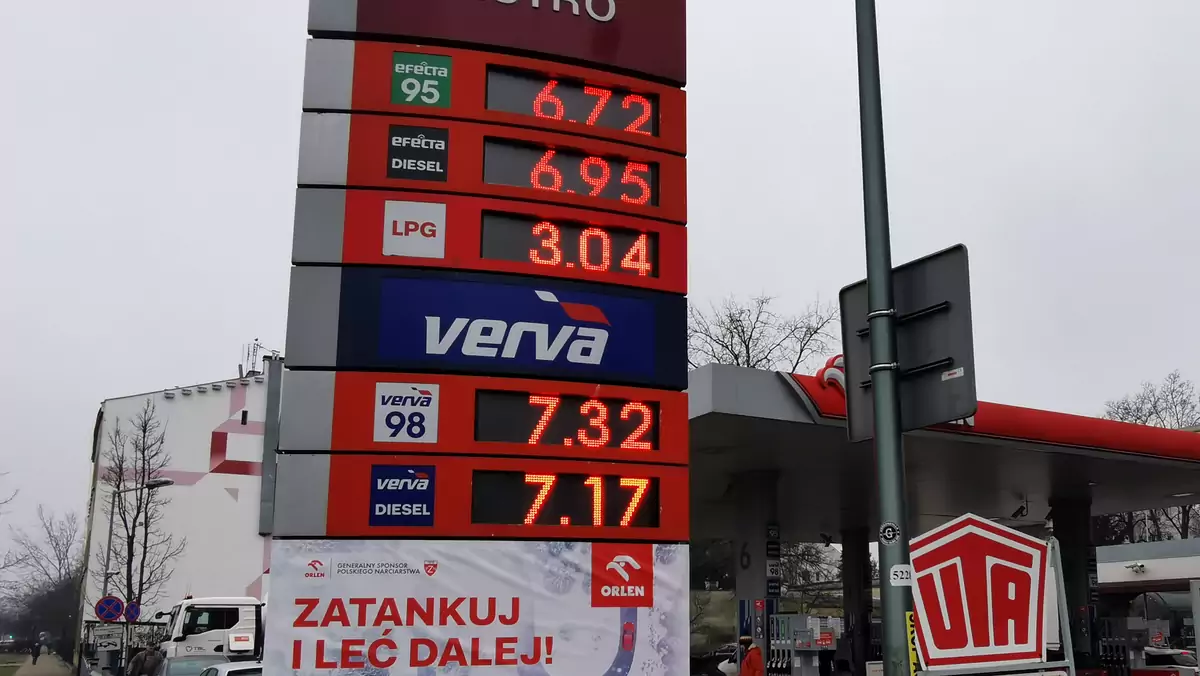 Ceny diesla coraz bliżej 7 zł za litr. Premier Tusk odpowiada w sprawie obietnicy dotyczącej obniżenia cen benzyny
