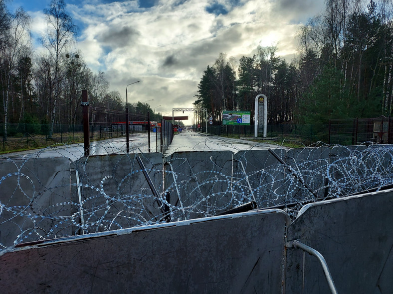 Podwójna blaszana barykada z rozciągniętymi drutami żyletkowymi na przejściu granicznym z Białorusią w Połowcach-Pieszczatce, 17.12.2021. 