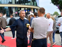 Kilku panów i piękne panie: Gwiazdy na warszawskiej premierze motoryzacyjnej [FOTO]