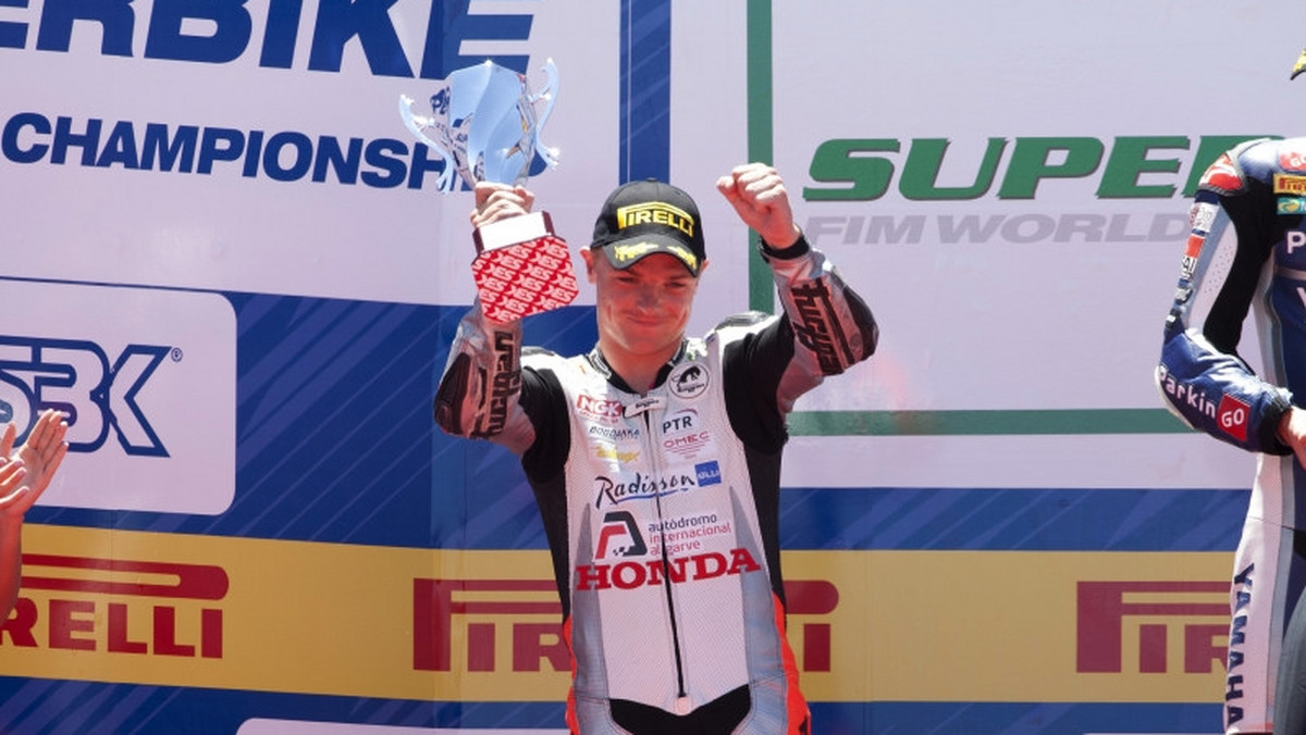 Brytyjczyk Sam Lowes z zespołu Parkalgar Honda ukończył wyścig szóstej rundy motocyklowych MŚ World Supersport na rewelacyjnym drugim miejscu, wpadając na linię mety hiszpańskiego toru Motorland Aragon zaledwie pół sekundy za zwycięzcą, Chazem Daviesem.