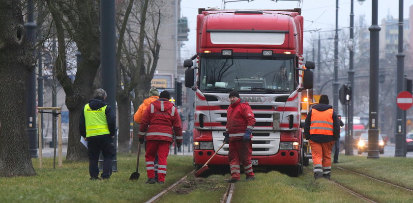 TIR na torowisku w Łodzi. Policja: miał cofnięty licznik?