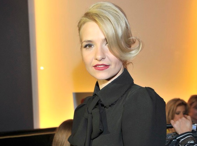 My w pierwszej chwili też jej nie poznaliśmy... a tymczasem to gwiazda 'M jak miłość', Joanna Koroniewska, która - mimo pięknego naturalnego koloru włosów (ciemny blond) - uparcie postarza się rozjaśnioną fryzurą