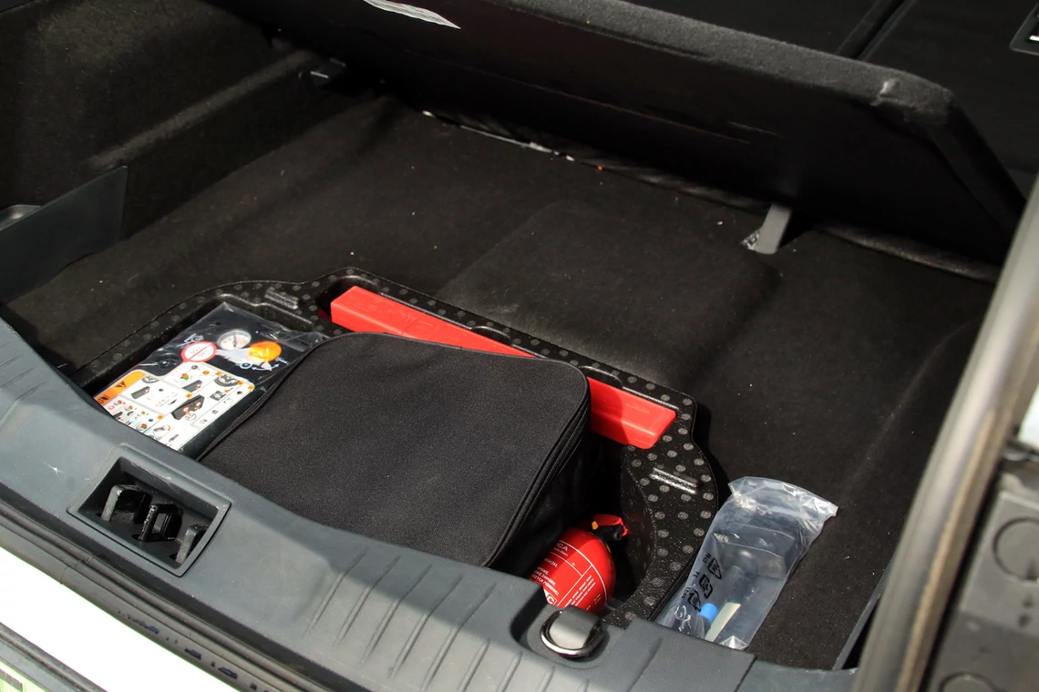 Podłogę w bagażniku Mustanga Mach-E można ustawić na jednym z dwóch poziomów. Pod nią zestaw naprawczy koła oraz kable zasilające.