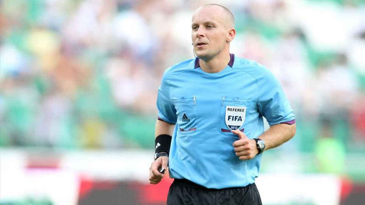 Dla Szymona Marciniaka to ostatni krok do awansu do najwyższej klasy sędziów UEFA – Elite. Arbiter z Płocka prowadził w tegorocznych młodzieżowych mistrzostwach Europy już dwa mecze: spotkanie otwarcia Czechy – Dania (1:2) oraz starcie Włochy – Portugalia (0:0) w drugiej kolejce grupowych zmagań. Zebrał za nie dobre recenzje, podobnie jak za pracę w Lidze Mistrzów i Lidze Europy. W minionym sezonie poprowadził aż dziewięć meczów w europejskich pucharach, gwizdał m.in. Juventusowi Turyn czy Liverpoolowi. Jeśli dziś też nie zawiedzie, ma otwartą drogę do Euro 2016, jako pierwszy polski sędzia główny w historii. Z trybun jego pracę oceniać będzie słynny Pierluigi Collina. UEFA wyznaczyła byłego włoskiego sędziego na obserwatora finału.