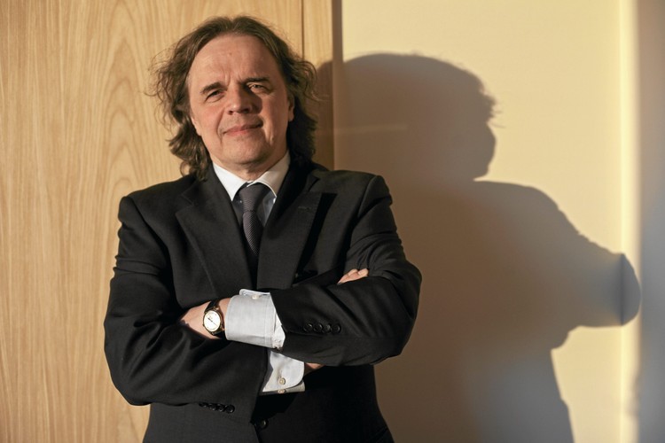 <b>Krzysztof Kilian odszedł z PGE</b>
<br>
<br>
Kilian złożył rezygnację z funkcji szefa Polskiej Grupy Energetycznej w listopadzie. W wydanym komunikacie poinformował, że zrobił to 'z ważnych powodów, w szczególności w związku z dokonanymi 25 października zmianami w składzie Zarządu i ich skutkami.' 
<br>
<br>
Wówczas decyzją Rady Nadzorczej spółki zostali nagle odwołani dwaj wiceprezesi spółki, bliscy współpracownicy szefa koncernu: Bogusława Matuszewska oraz Wojciech Ostrowski. 'Te dwie odwołane osoby były niezwykle kompetentne i odpowiadały za bardzo za wiele istotnych projektów w spółce'- mówił wtedy Krzysztof Kilian. Nieoficjalnym powodem mógł być konflikt z premierem i ministrem skarbu w sprawie budowy elektrowni w Opolu. 
<br>
<br>
Po odejściu Kiliana ruszyła giełda kandydatów na zwolnione stanowisko.