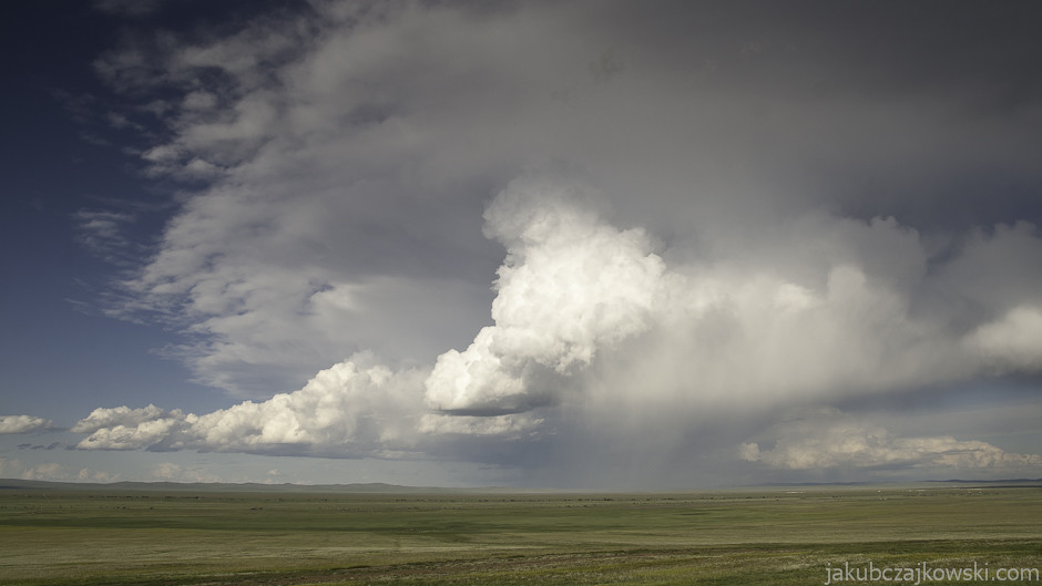 Mongolia, Kharkhorin. Pogoda na stepie potrafi zmieniać się bardzo szybko. Często zdarza się doświadczyć czterech pór roku w ciągu jednego dnia...