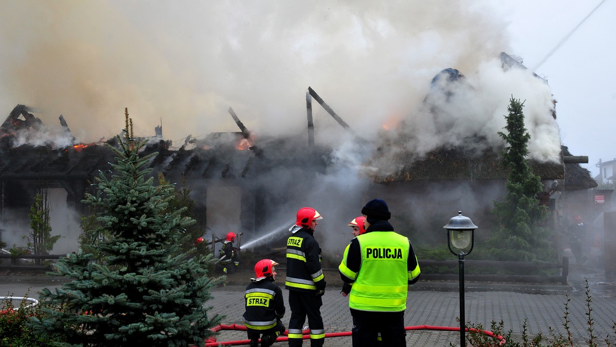 Spłonął budynek restauracji Chałupa w Szczecinie. Obiekt był zbudowany z drewnianych belek i kryty strzechą. W akcji gaśniczej uczestniczyło dziewięć zastępów straży pożarnej. Jedna osoba została ranna, trafiła do szpitala - podaje TVN24.