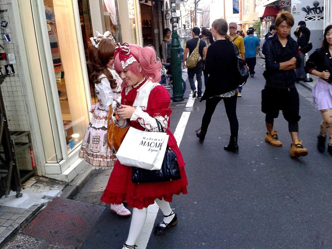 2. Azjatyckie kraje takie jak Japonia, są nadal bardzo mocno zakorzenione w dawnych tradycjach i patriarchalnej kulturze, w której kobieta zawsze podporządkowana jest mężczyźnie. Przekłada się to też na gospodarkę, kobiety zarabiają w Japonii średnio 28,3 proc. mniej niż mężczyźni. Na zdjęciu: Japonki na zakupach w Tokio, fot. Jan Bolanowski