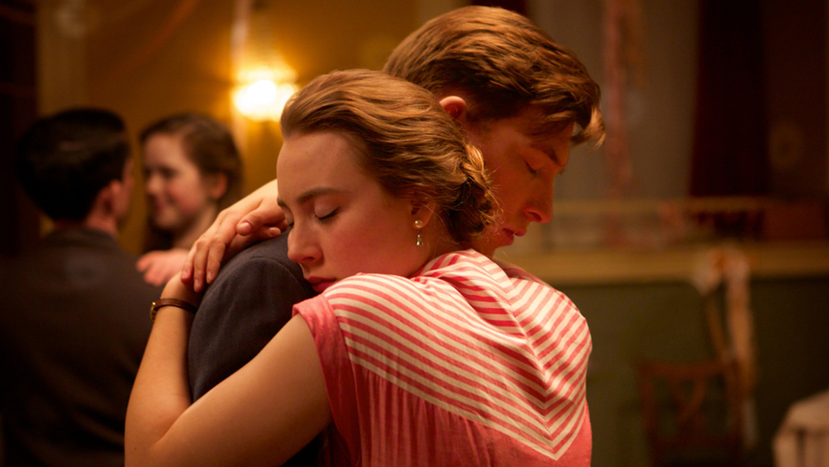 "Brooklyn" Johna Crowleya to jedno z najfajniejszych zaskoczeń zeszłego roku. Uroczy, pozytywny, acz nie stroniący od ukazywania trudów emigracji film o irlandzkiej dziewczynie, która odcina się od rodzinnej pępowiny, by rozpocząć życie w odległej Ameryce.