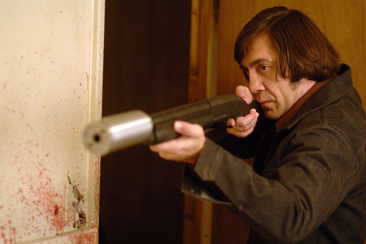 <strong>10. To nie jest kraj dla starych ludzi (No Country for Old Men; Joel i Ethan Coen, 2007)</strong>
<br><br>
Pewien myśliwy (Llewelyn Moss) znajduje niedaleko granicy z Meksykiem paczkę heroiny, dwa miliony dolarów i wielu zabitych. Zabiera ze sobą pieniądze. 
<br><br>
Oczywiście obie strony nieudanego interesu chcą odzyskać stracone pieniądze i narkotyki, a także zabić wszystkich świadków. 
<br><br>
W ten sposób Moss wraz z całą rodziną musi ukrywać się. Nasłany na niego morderca nie ma łatwego zadania, gdyż Moss służył w wojsku i umiejętność zacierania po sobie śladów ma doskonale opanowaną. [opis dystrybutora]