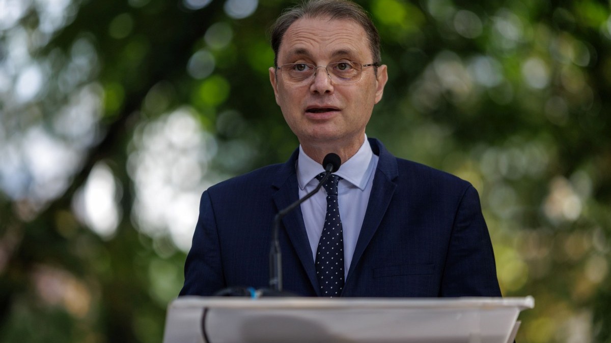 Premierul desemnat, Luca Niculescu, a depus la Parlament lista finală a miniștrilor propuși pentru Guvern