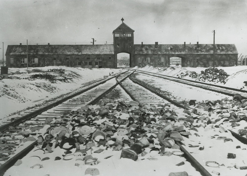 Brama wjazdowa obozu Auschwitz-Birkenau, fot. Archiwum Państwowe Muzeum Auschwitz-Birkenau