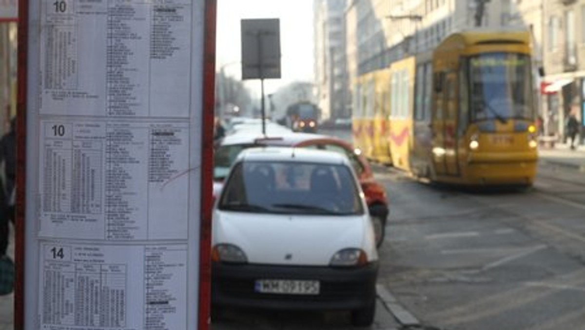 Ponad miesiąc tramwaje nie będą kursowały ul. Nowowiejską oraz al. Jana Pawła II - Chałubińskiego - al. Niepodległości. Z powodu remontu torowiska utrudnienia czekają też kierowców informuje tvnwarszawa.pl.