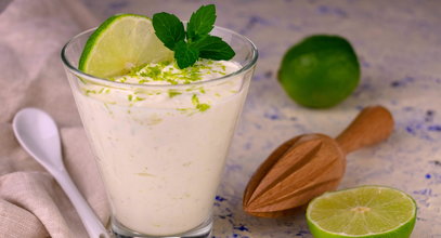 Masz jogurt grecki i limonkę? Zrób najprostszy deser na świecie. Rodzina będzie wniebowzięta!