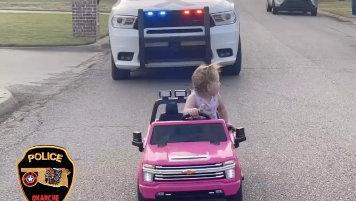 Amerykańska policja ścigała dziewczynkę w zabawkowym kabriolecie