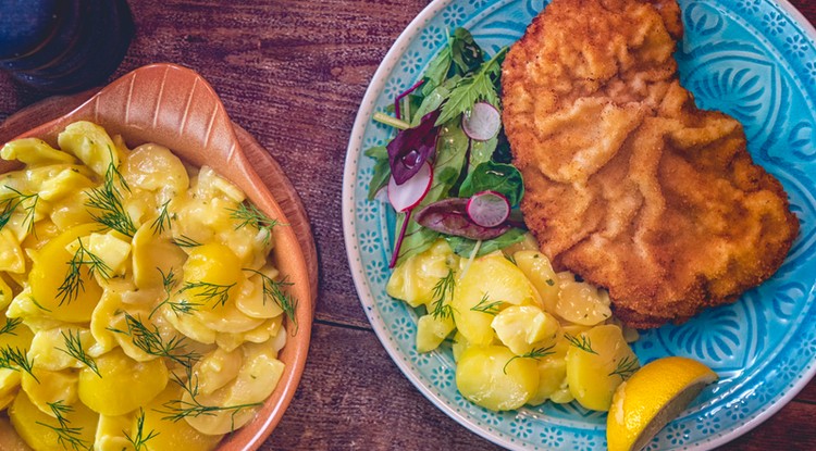 Kolléganőnk megmutatja, hol ette eddig a legfinomabb és legolcsóbb  Wiener Schnitzel-t Bécsben Fotó: Getty Images