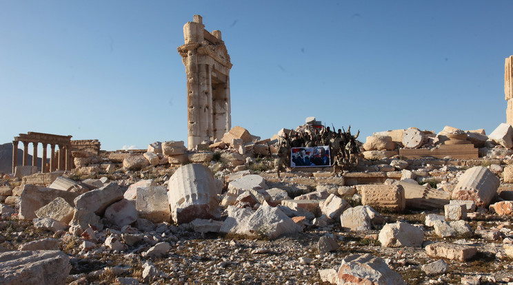 Szíriai katonák ünnepelnek a szíriai Palmüra óvárosában - Fotó: MTI