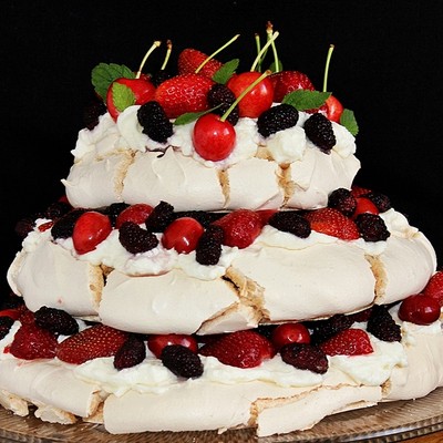 Emeletes Pavlova gyümölccsel