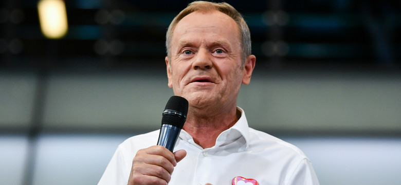 Pyton kontra bambik. Tusk odcina się Morawieckiemu