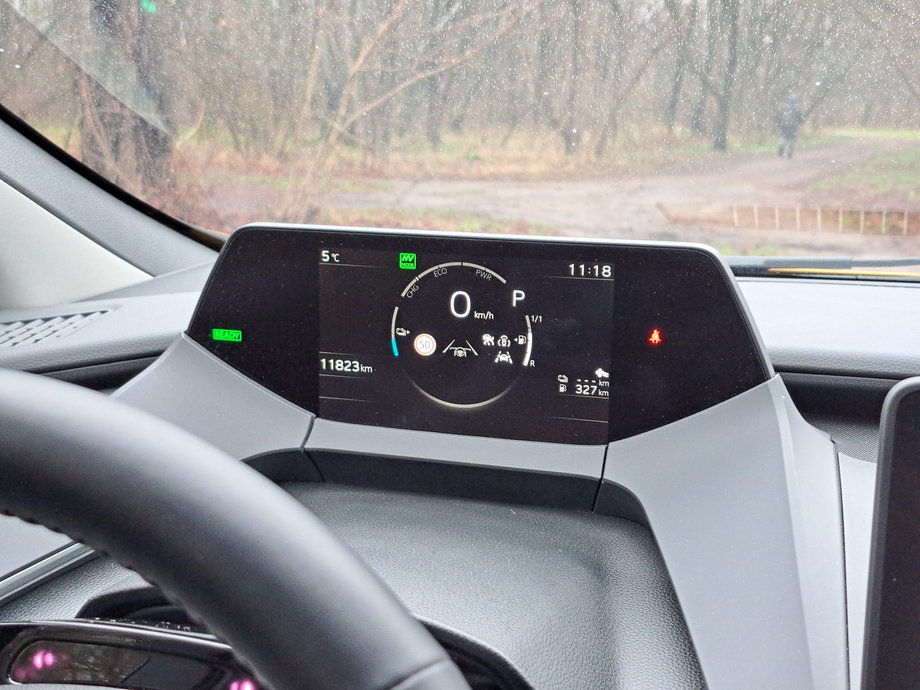 Toyota Prius - wskaźniki są oczywiście cyfrowe, ale możliwości konfiguracji tego, co widzimy na ekranie nie są tak duże, jak np. w Volkswagenach.
