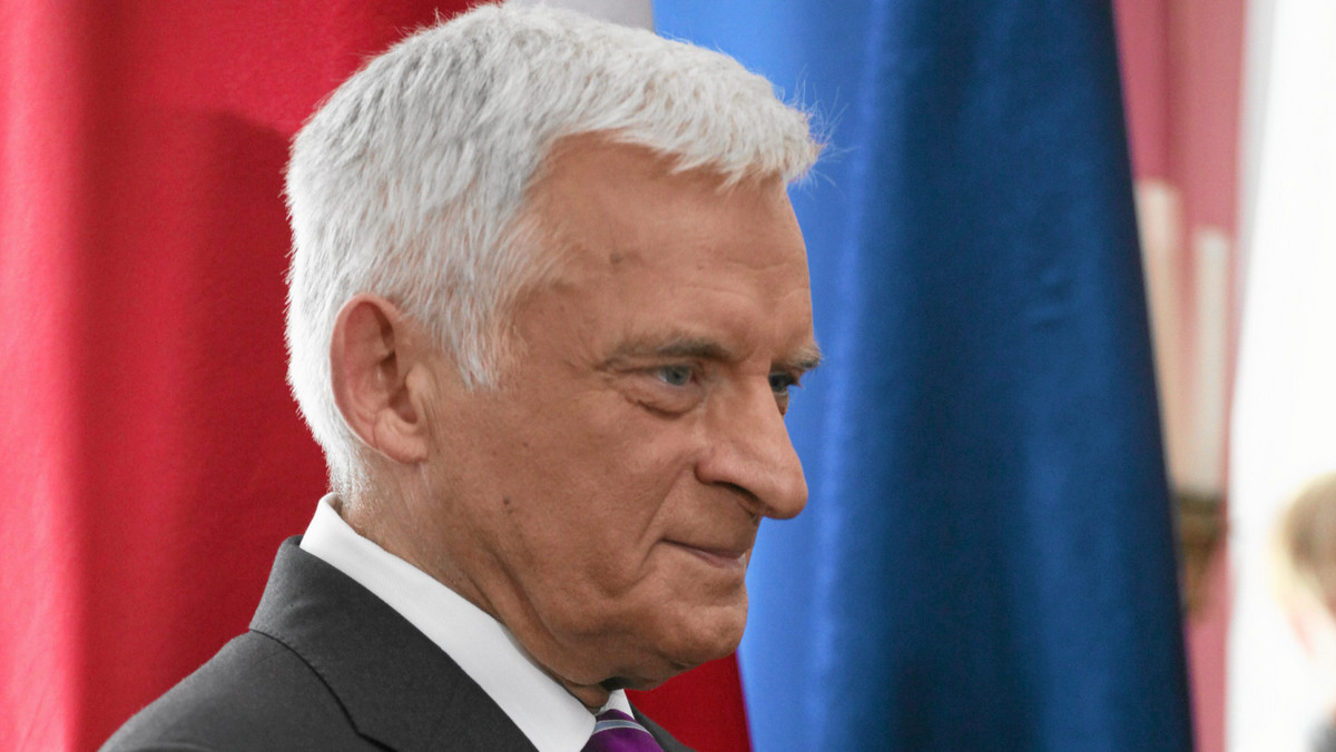 Spośród polskich polityków w Parlamencie Europejskim największym zaufaniem cieszy się b. przewodniczący PE Jerzy Buzek (58 proc.); Polacy najmniej ufają europosłowi, liderowi SP Zbigniewowi Ziobrze (38 proc.) - wynika z sondażu CBOS.