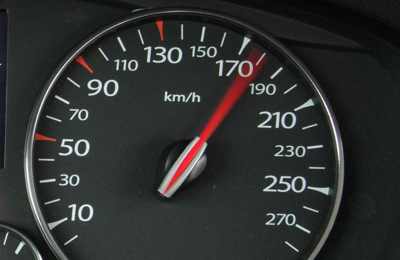 140 km/h to za mało? Warto wyliczyć, ile przy takiej prędkości wynosi rzeczywista droga hamowania z uwzględnieniem czasu reakcji kierowcy. 