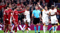 liga mistrzów. wielki pech sędziego marciniaka. raczkowski popełnił błąd, a var mu nie pomógł