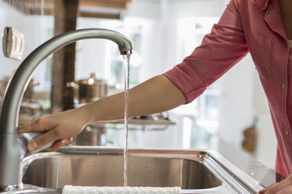 Jak skutecznie oszczędzać wodę w mieszkaniu? Pięć prostych sposobów
