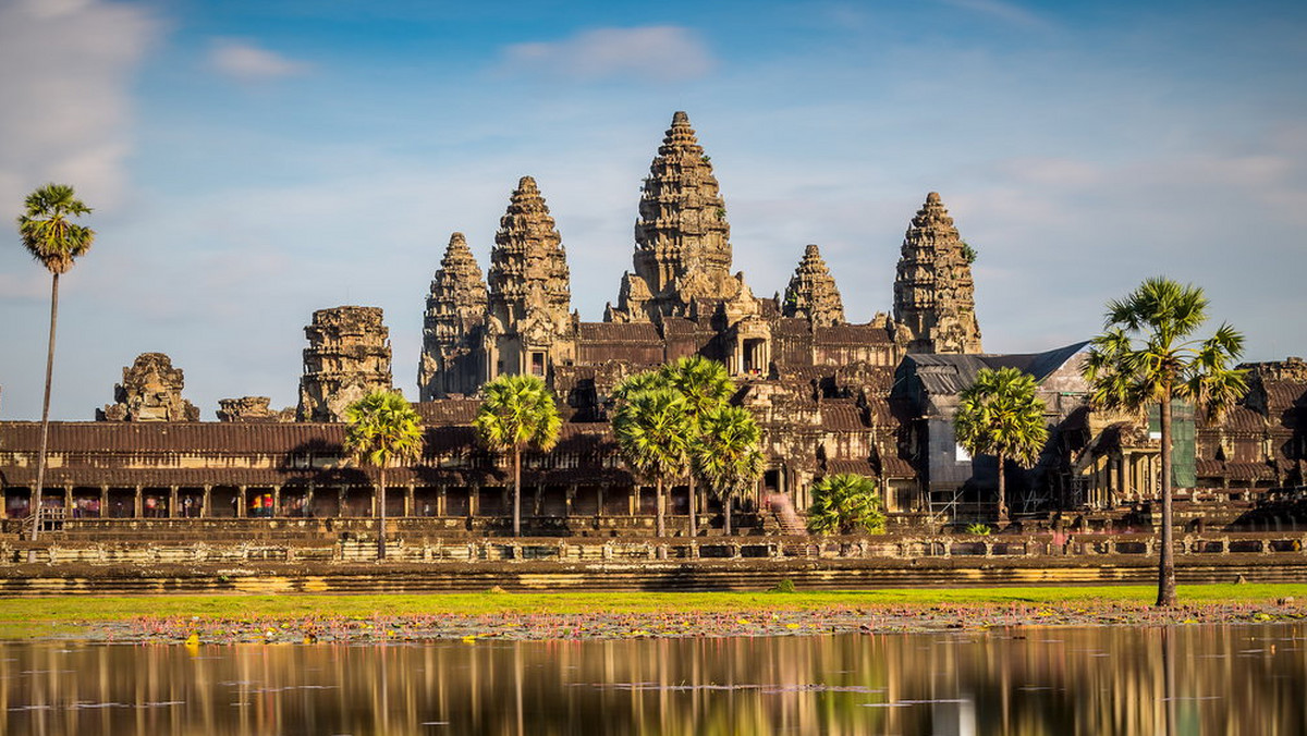 Naukowcy odkryli, że tuż obok Angkor Wat znajdują się zaginione miasta. Przełomowe wyniki badań opublikowano na łamach "Journal of Archeological Science". Zdjęcia wykonane lidarami pokazują, że pod warstwami roślinności i ziemi wciąż znajdują się ruiny miast sprzed około tysiąca lat.