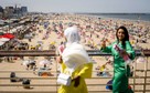 Kąpiący się szukają orzeźwienia na plaży Scheveningen w pobliżu Hagi