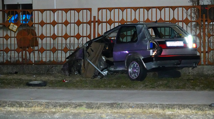 Háznak csapódott az autó / Fotó: MTI Donak Ferenc