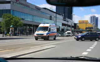 Widzisz auto na sygnale? Ułatw mu przejazd! To nie zawsze jest karetka, policja czy straż