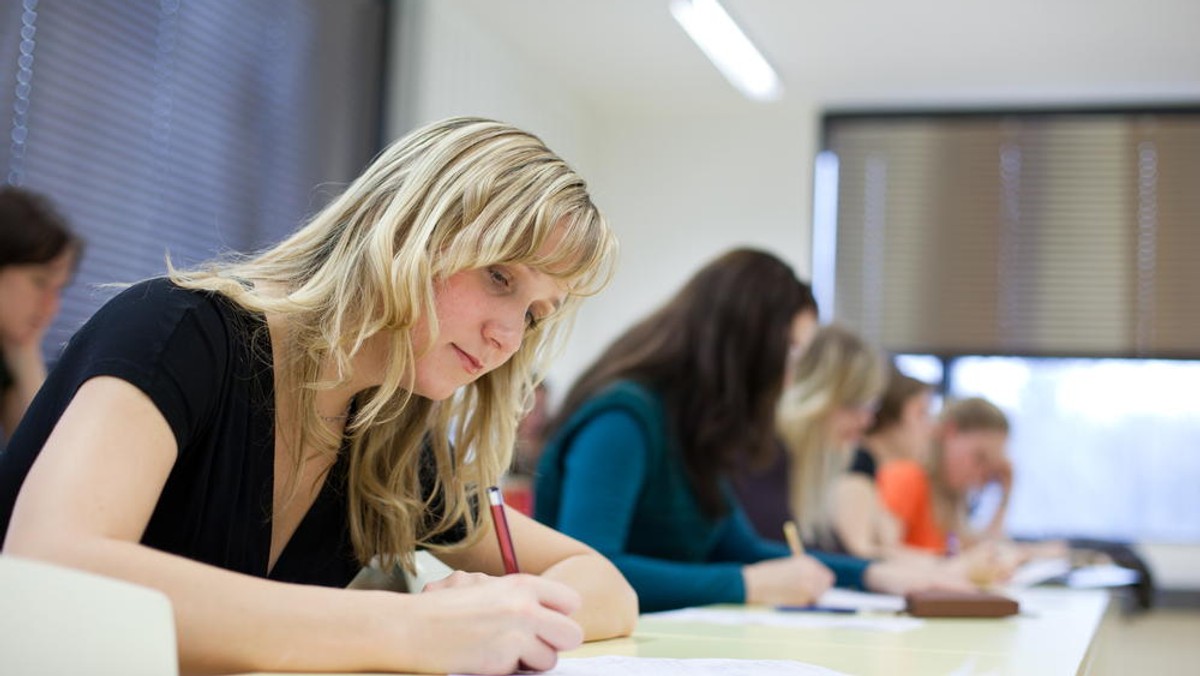 Większe zainteresowanie studentów kierunkami technicznymi i ścisłymi wydaje mi się naturalne w okresie kryzysu ekonomicznego, mówi minister nauki i szkolnictwa wyższego prof. Lena Kolarska-Bobińska w wywiadzie dla „Gazety Wyborczej”.