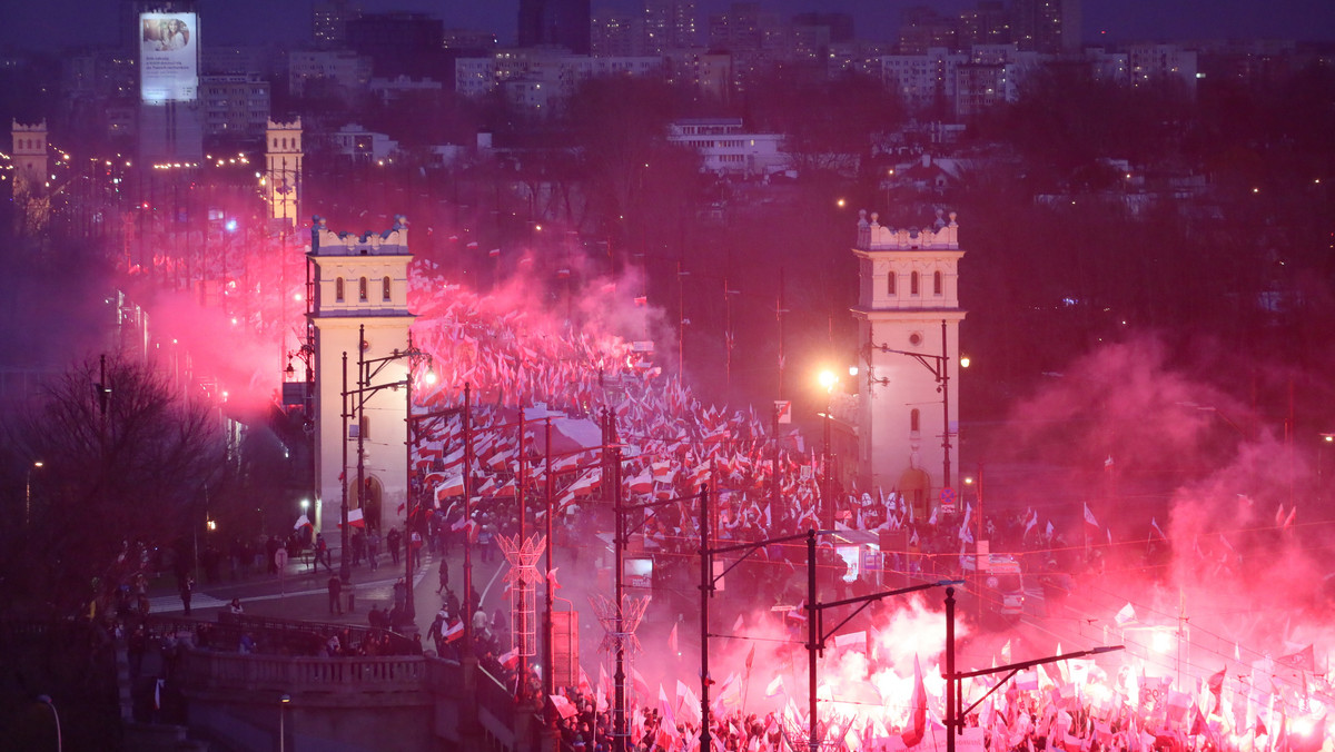 Policja zatrzymała i doprowadziła do komendy 45 osób, które manifestowały przy trasie Marszu Niepodległości - poinformowała Komenda Stołeczna Policji.