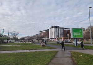 Misteriozni kamen u Bloku 44 na Novom Beogradu