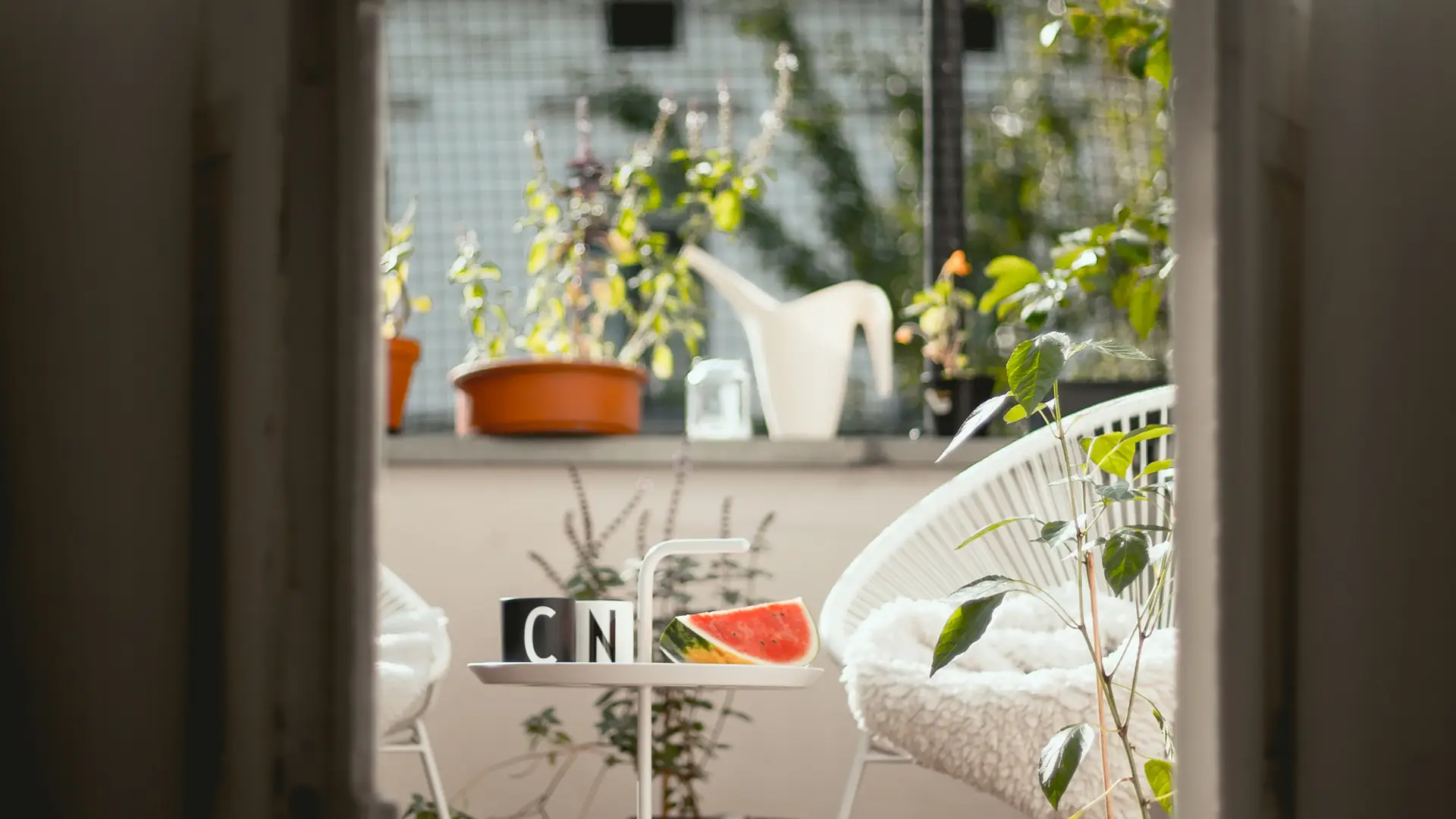 Pięć porad, dzięki którym urządzisz balkon niewielkim kosztem. Robią różnicę!