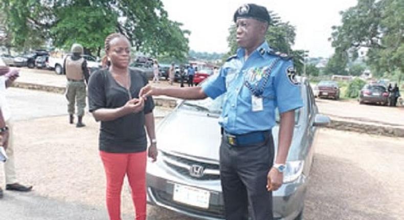 The CP handing over the recovered car to the owner