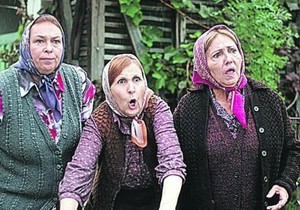 Selo gori, a baba se češlja