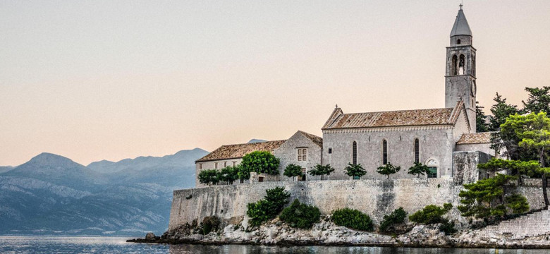 Zabytkowy klasztor na maleńkiej wyspie przyciąga turystów. "To miejsce ma silną aurę"