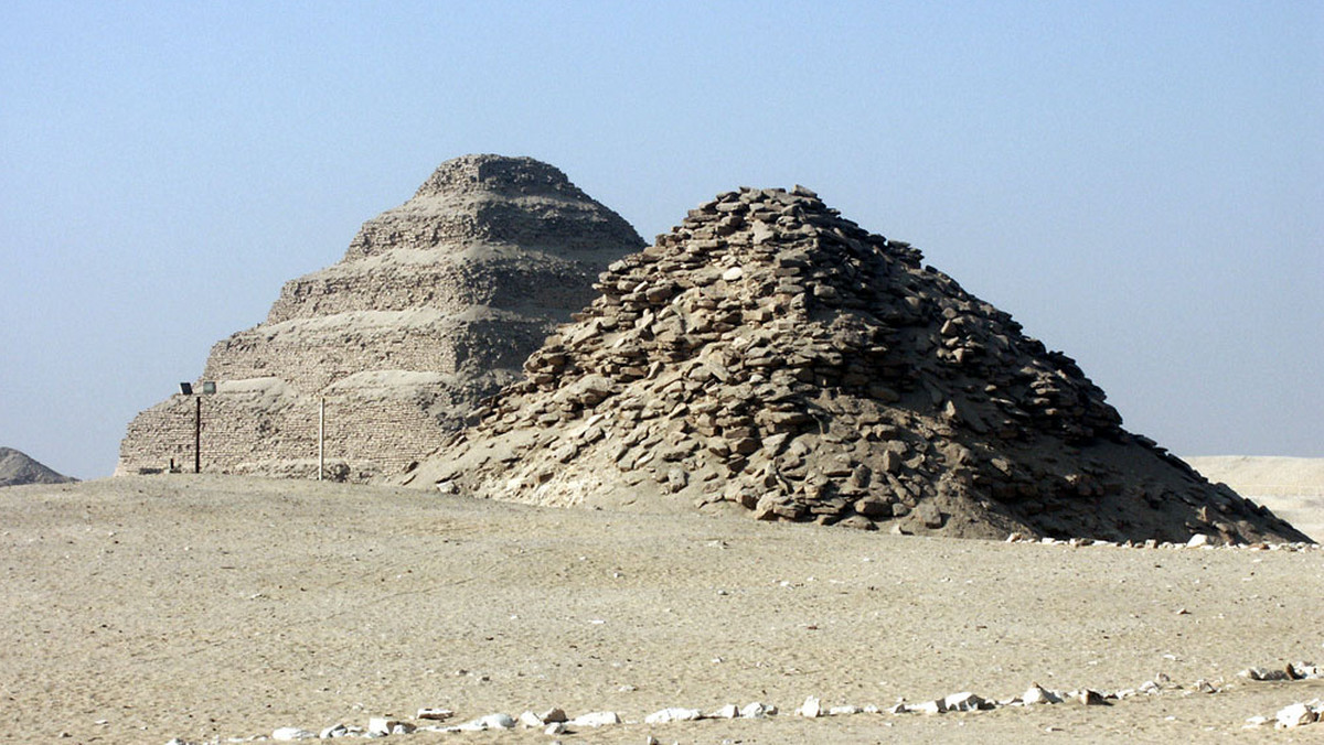 Zespół egipskich archeologów odkrył w Sakkarze dwa bogato zdobione grobowce królewskich urzędników sprzed około 4300 lat - podaje internetowy serwis "Adnkronos International".