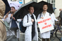 Trwa protest lekarzy przed siedzibą Ministerstwa Zdrowia