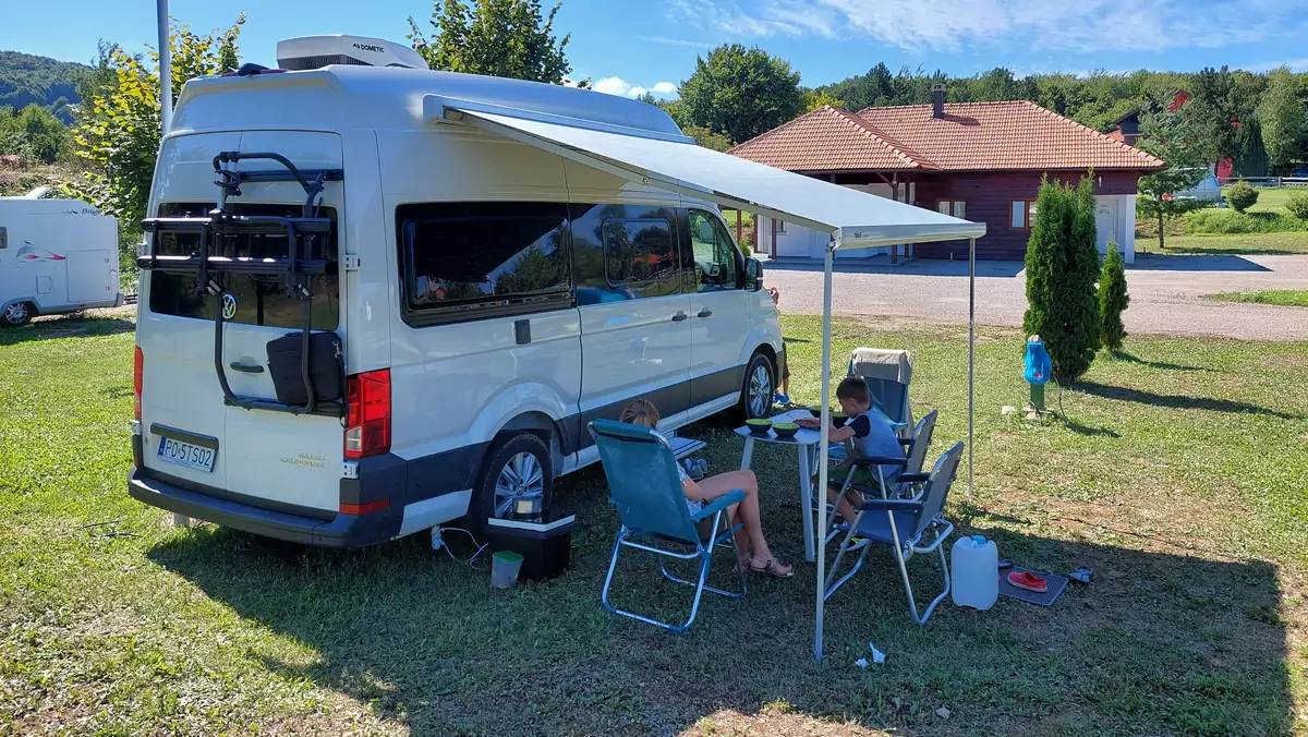 Romantyczny nocleg w pięknym miejscu na odludziu, czy pobyt na placu pełnym innych kamperów i ludzi? Caravaning ma różne oblicza